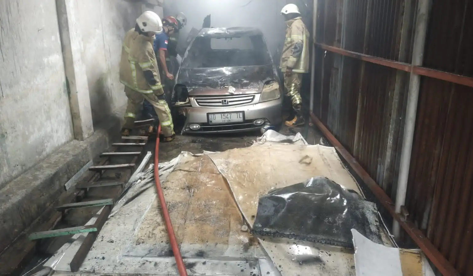 Korsleting, Mobil Terparkir di Garasi Rumah Warga Kliwonan Klaten Terbakar