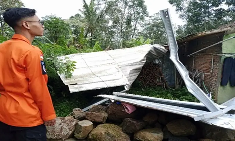 Hujan Angin Terjang Salatiga, Atap Rumah dan Rumpun Bambu Rungkad