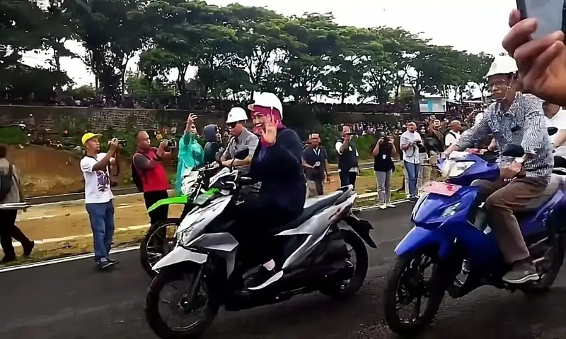 Khofifah Jajal Sirkuit Mario Magetan Bareng Pembalap Moto2