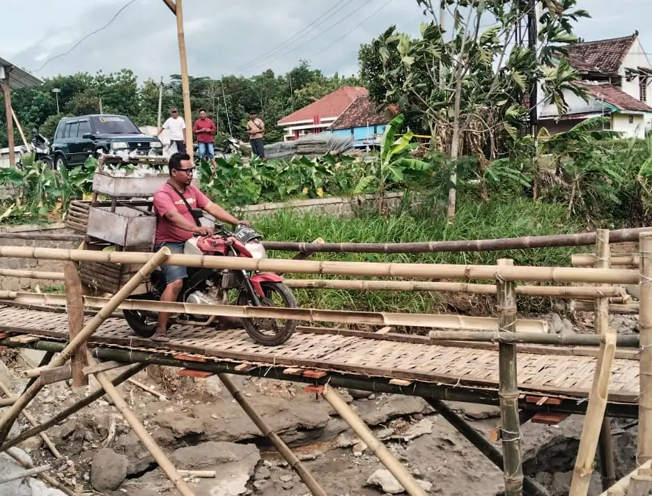 Warga Mulai Lintasi Jembatan Darurat Penghubung Jateng-Jatim di Sragen
