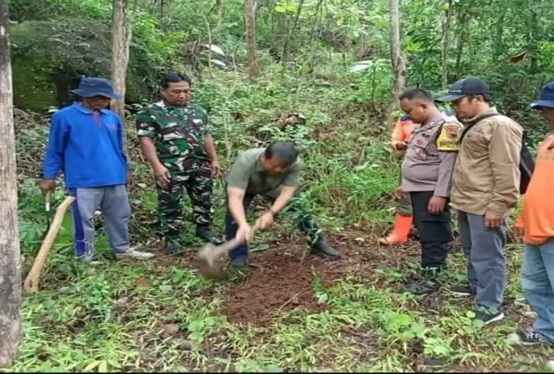 Payung Agung Tanam 1.000 Pohon di Gunung Gajah Mungkur Sukoharjo