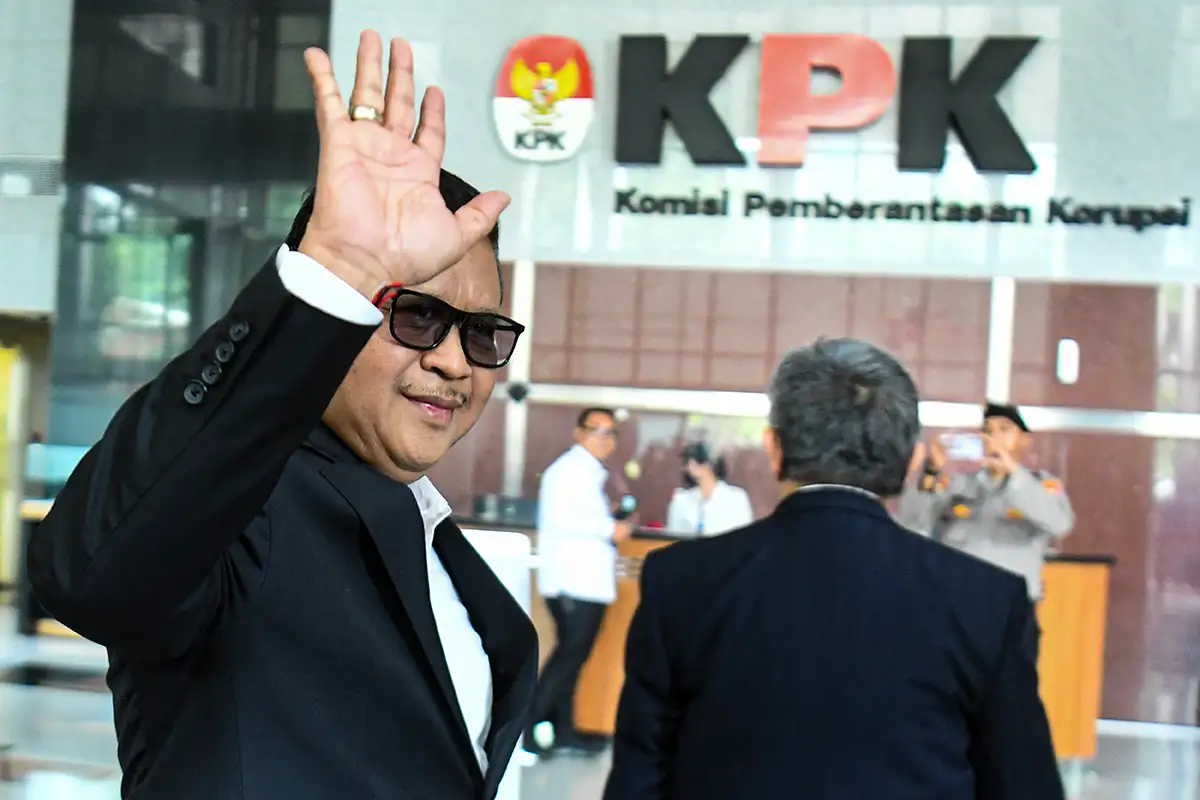 Hasto Siap Ditahan KPK dengan Kepala Tegak dan Mulut Tersenyum