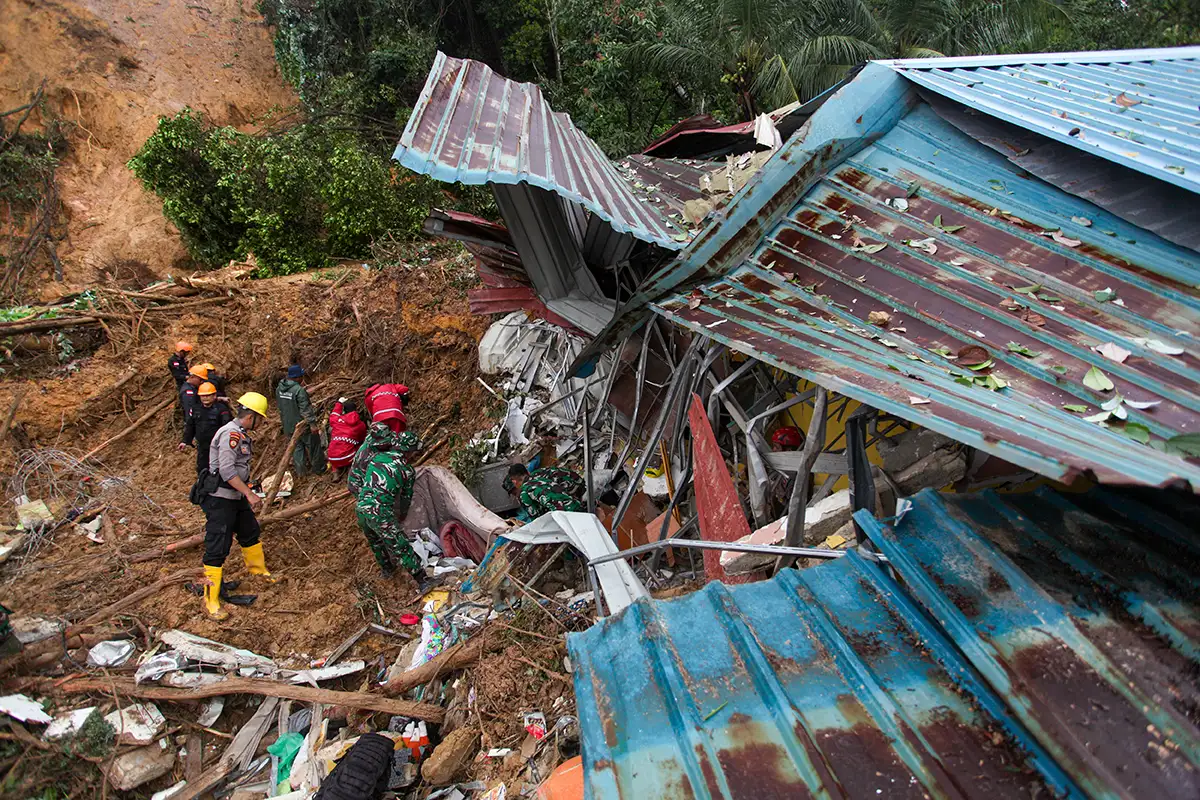 Tebing Longsor Timpa Rumah di Batam, 4 Orang Meninggal Tertimbun