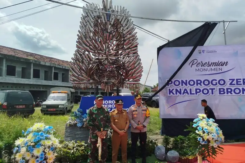 Ratusan Knalpot Brong Disulap Jadi Monumen Reyog di Pintu Masuk Ponorogo