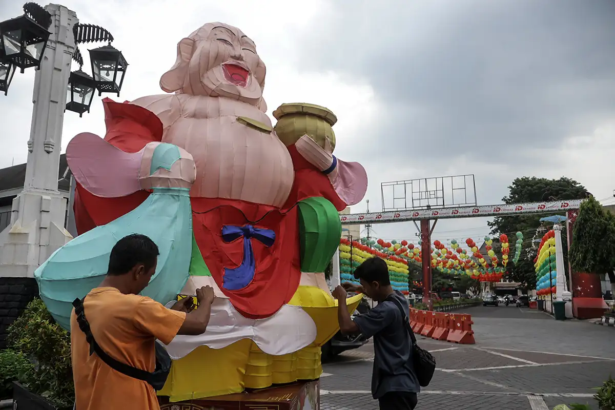 Lampion Karakter Mulai Hiasi di Kawasan Balai Kota Solo Sambut Imlek 2025