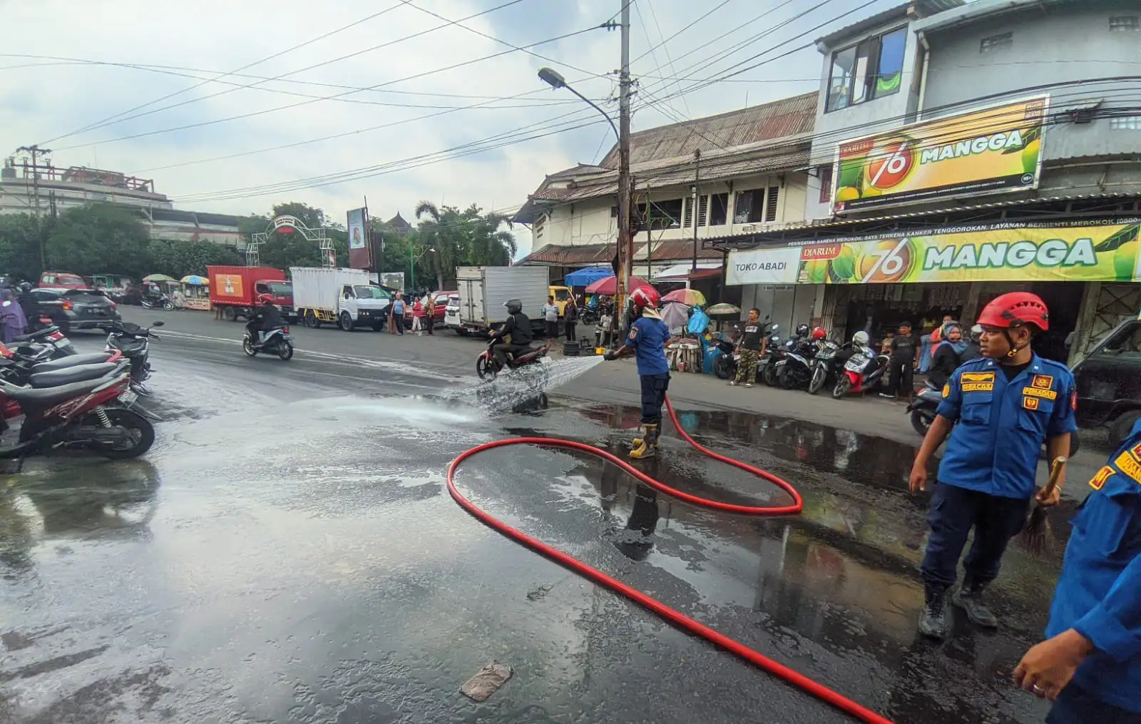 Tumpahan Minyak di Mojosongo Solo Bahayakan Pengguna Jalan, Damkar Turun Tangan