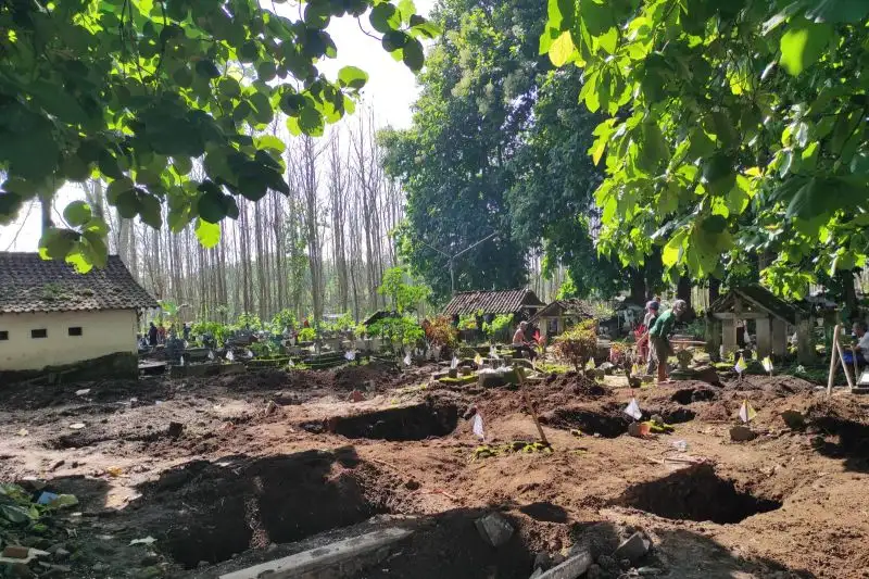 Pemerintah Bangun Jalan Layang di Blitar, 486 Makam di Siraman Dibongkar