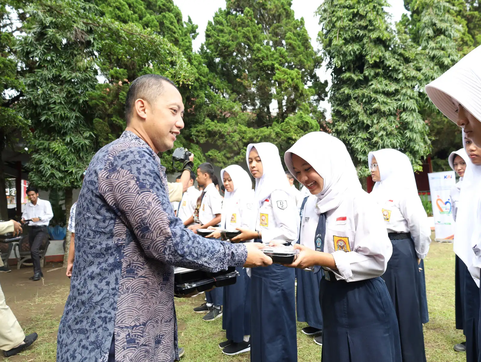 KAI Daop 6 Bagikan Paket Makan Siang Gratis Untuk 1.000 Siswa di Boyolali