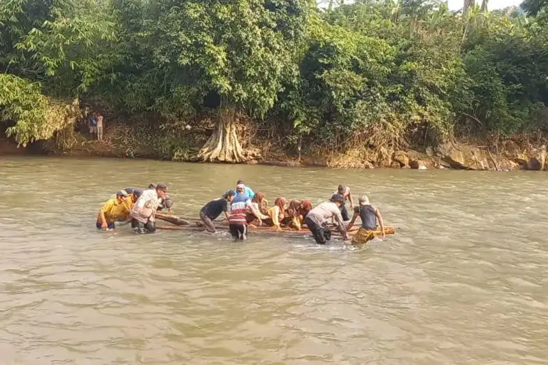 Jembatan Putus, Pelajar di Jember Seberangi Sungai Gunakan Rakit ke Sekolah