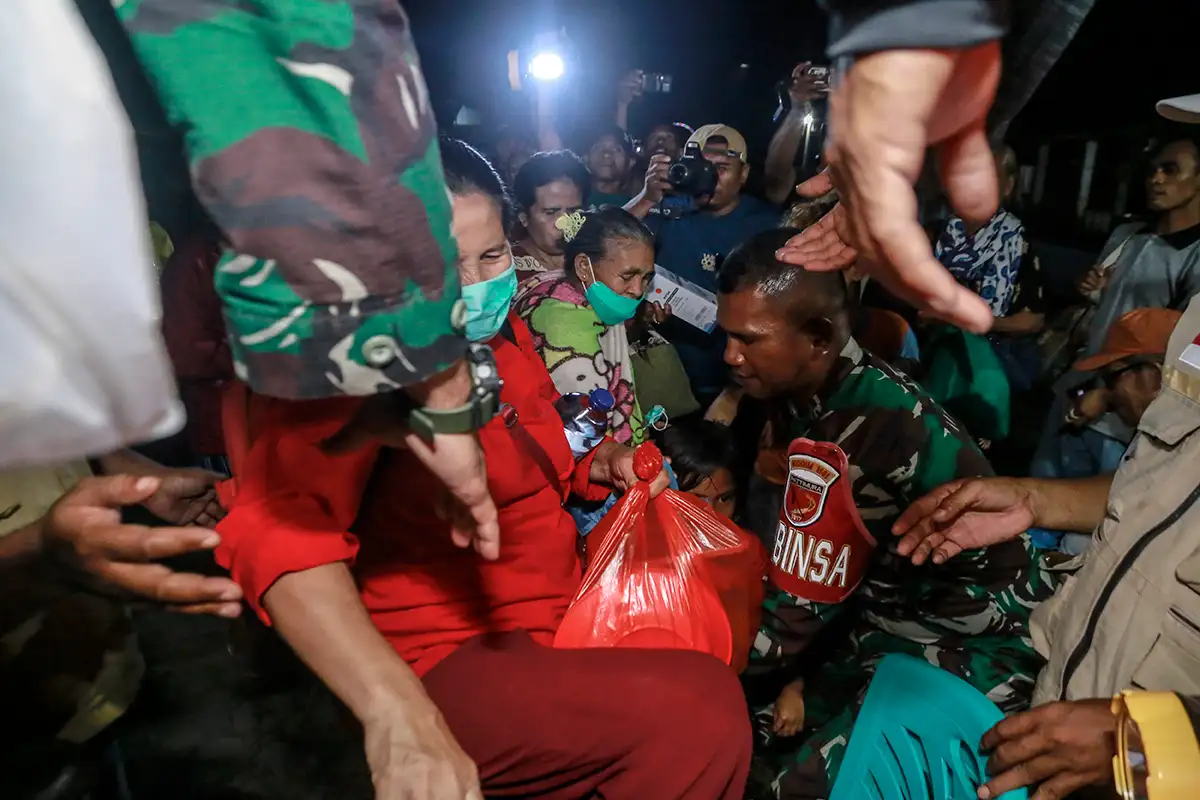 Status Gunung Ibu Naik Jadi Awas, Warga di Zona Merah Mulai Dievakuasi