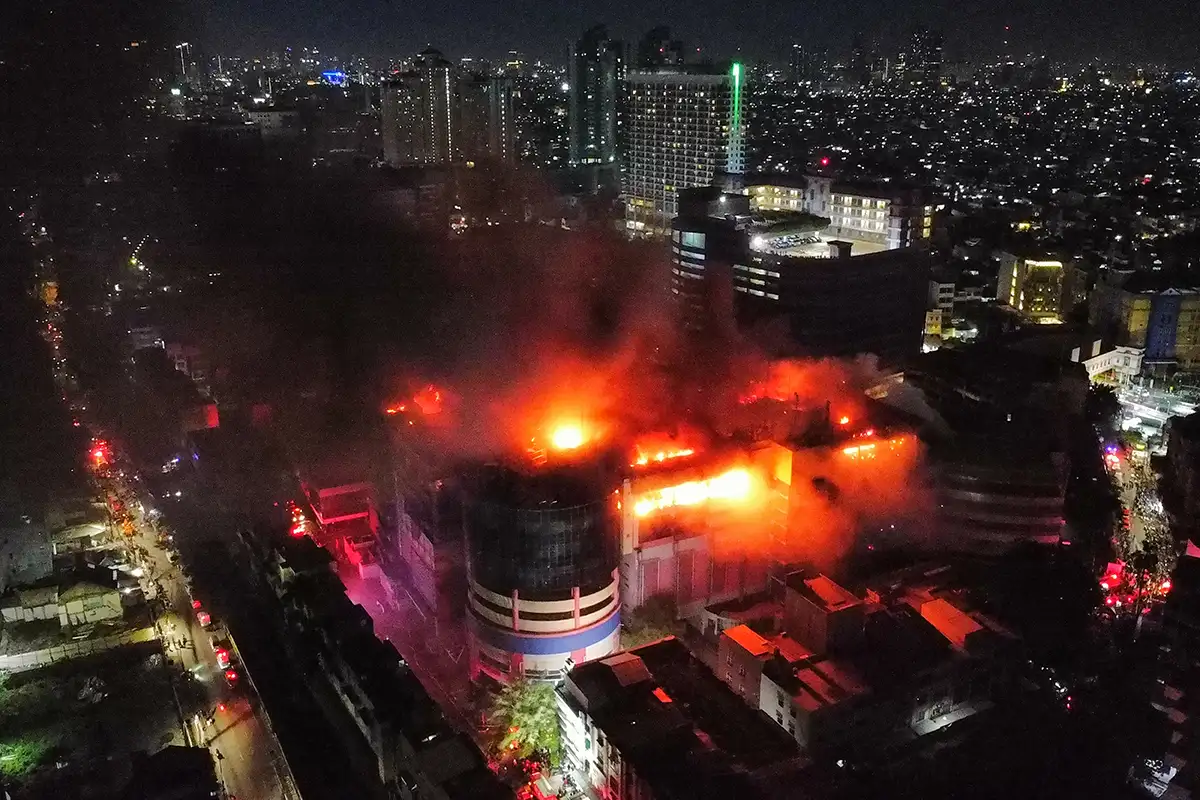 Kebakaran Hebat Landa Glodok Plaza Jakarta, Sejumlah Orang Sempat Terjebak