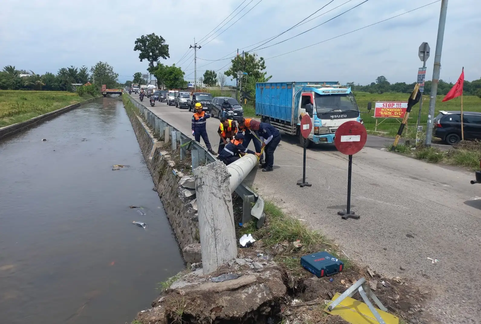 Diduga Sopir Ngantuk, Mobil Tabrak Beton Palang KA Wonosari Klaten hingga Ambruk