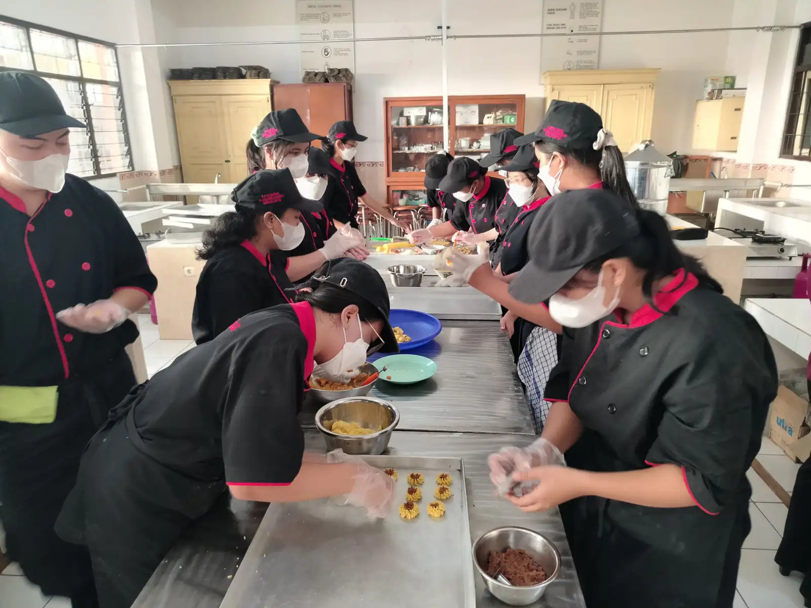 Belajar sambil Berbisnis, Siswa SMK Marsudirini Solo Banjir Order Kue Lebaran