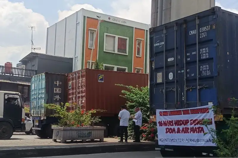 Pengusaha Truk Demo Pembatasan Operasional di Depan Pelabuhan Tanjung Priok