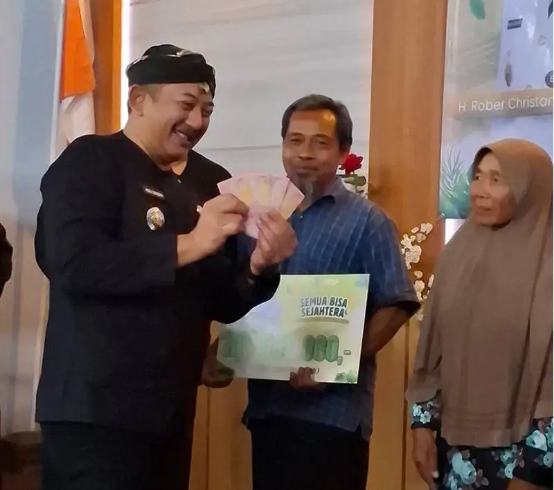 Selain THR, Desa Berjo Karanganyar juga Pernah Bagikan Bantuan Pendidikan