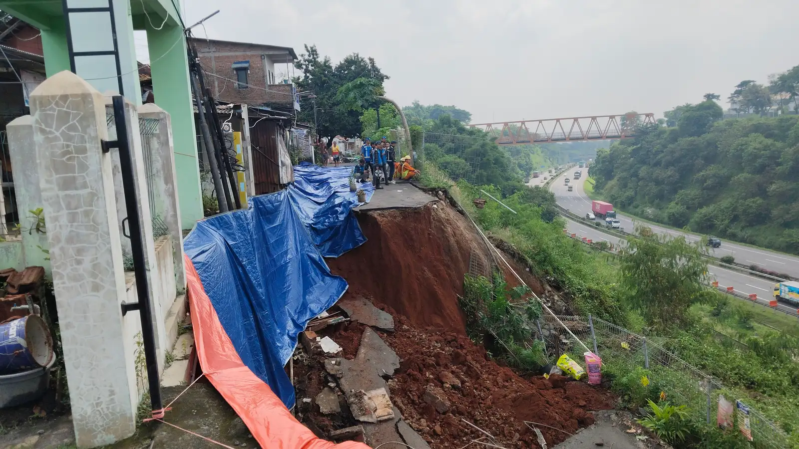 Dampak Tanah Ambles di Jalan Jangli Tlawah Semarang, 16 Warga Mengungsi