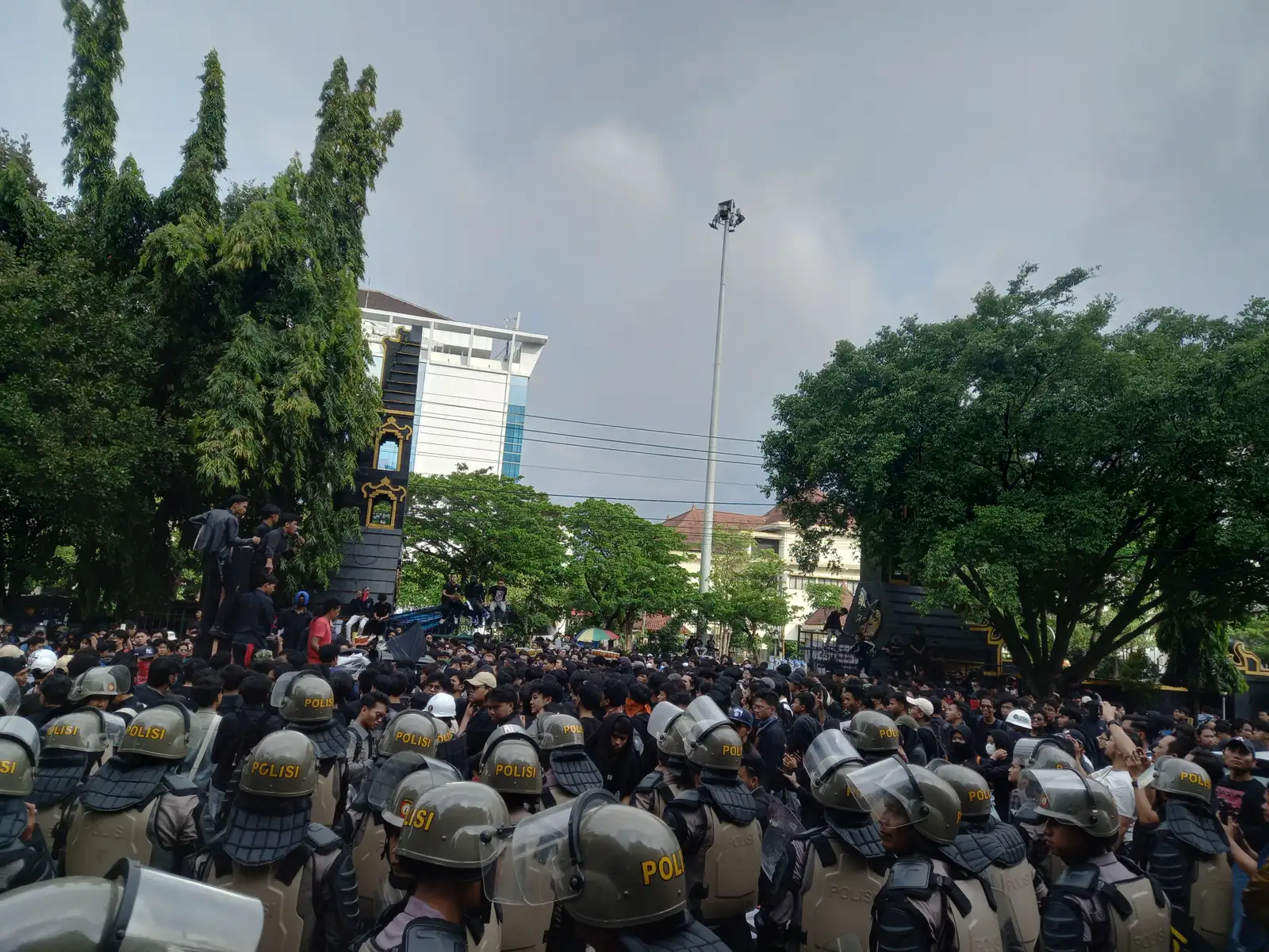 Aksi Penolakan UU TNI di Semarang, Ratusan Massa Kepung DPRD Jateng