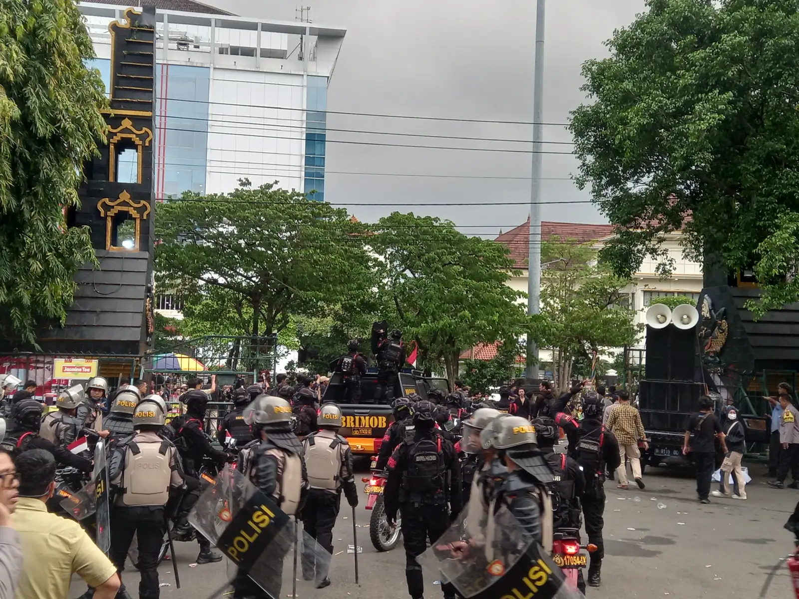 Gas Air Mata Bikin Massa Aksi Tolak Pengesahan UU TNI di DPRD Jateng Kocar-Kacir