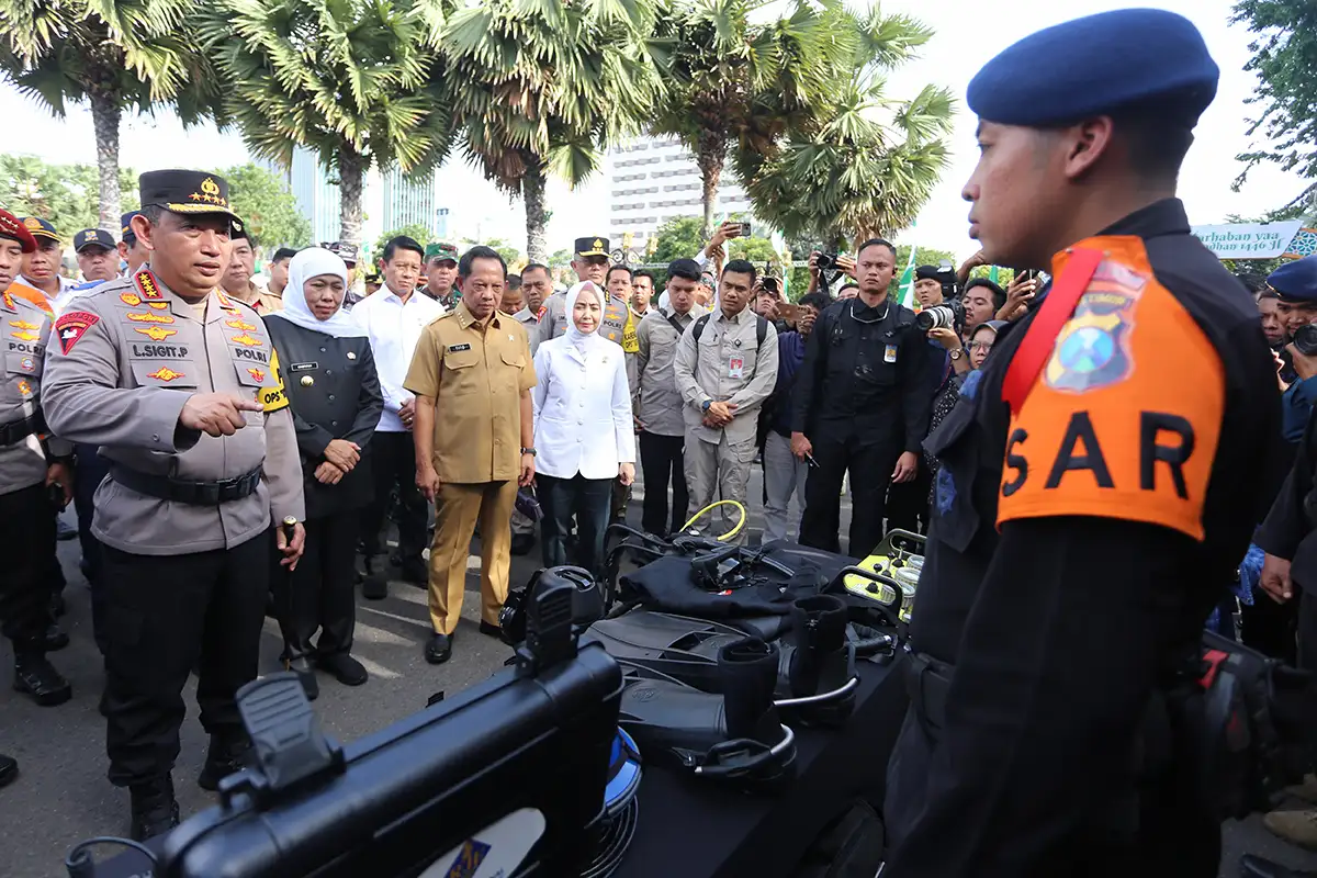 Kapolri Pimpin Apel Gelar Pasukan Operasi Ketupat 2025 di Surabaya