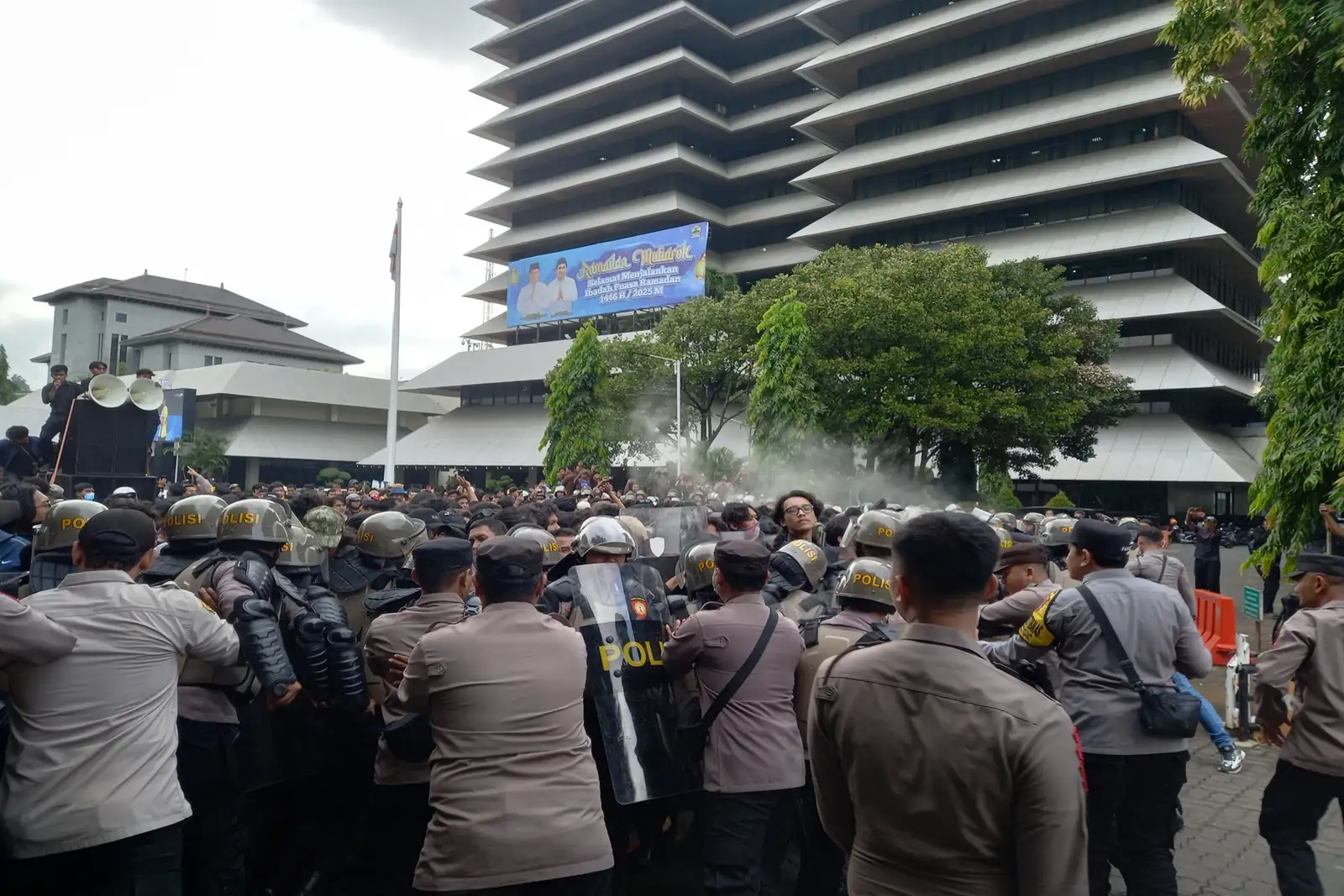 Gas Air Mata Ditembakkan, Massa Ditangkap di Aksi Tolak RUU TNI di Semarang