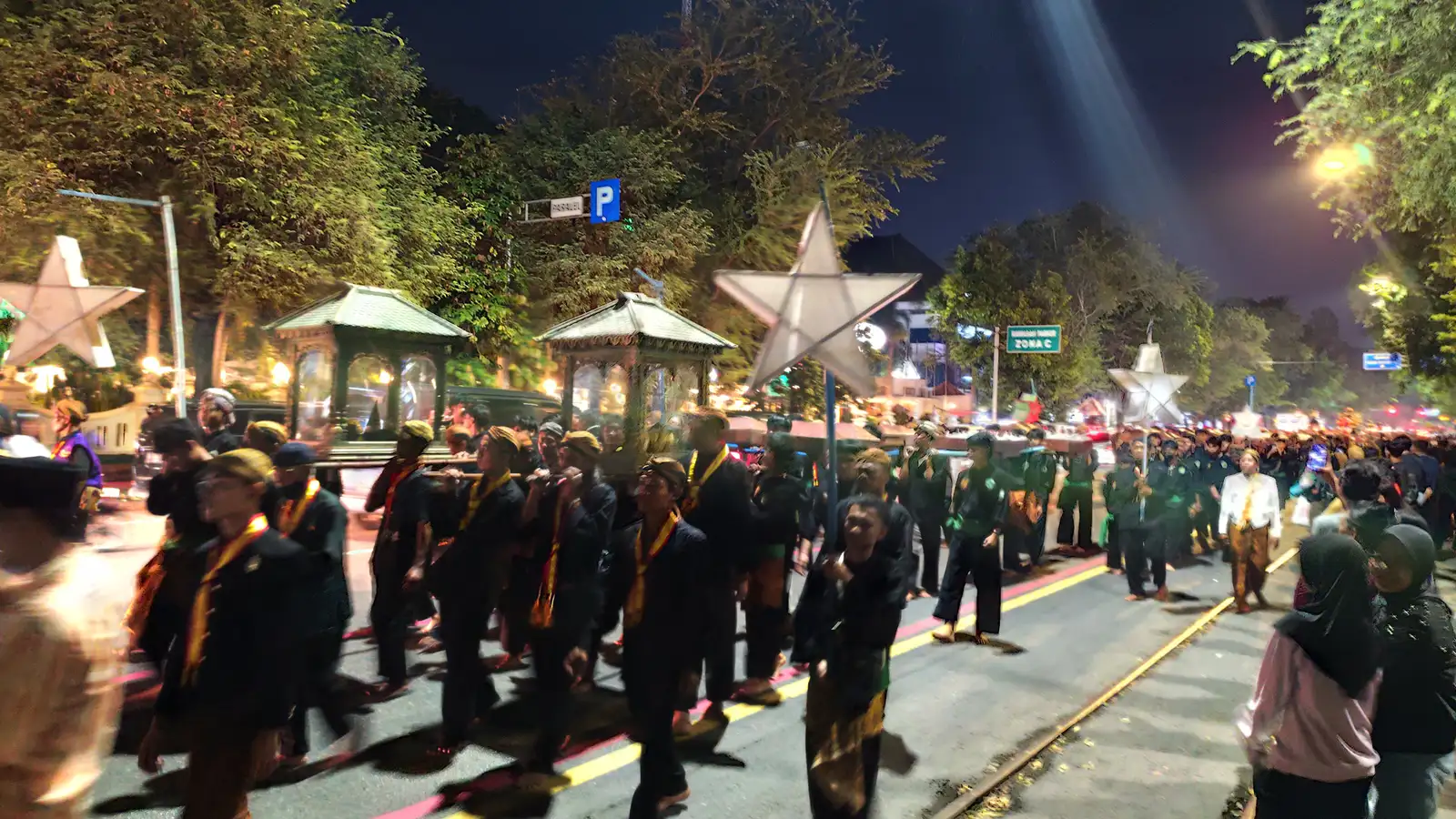 Meriah, Rebutan Tumpeng Warnai Tradisi Kirab Malam Selikuran Keraton Solo