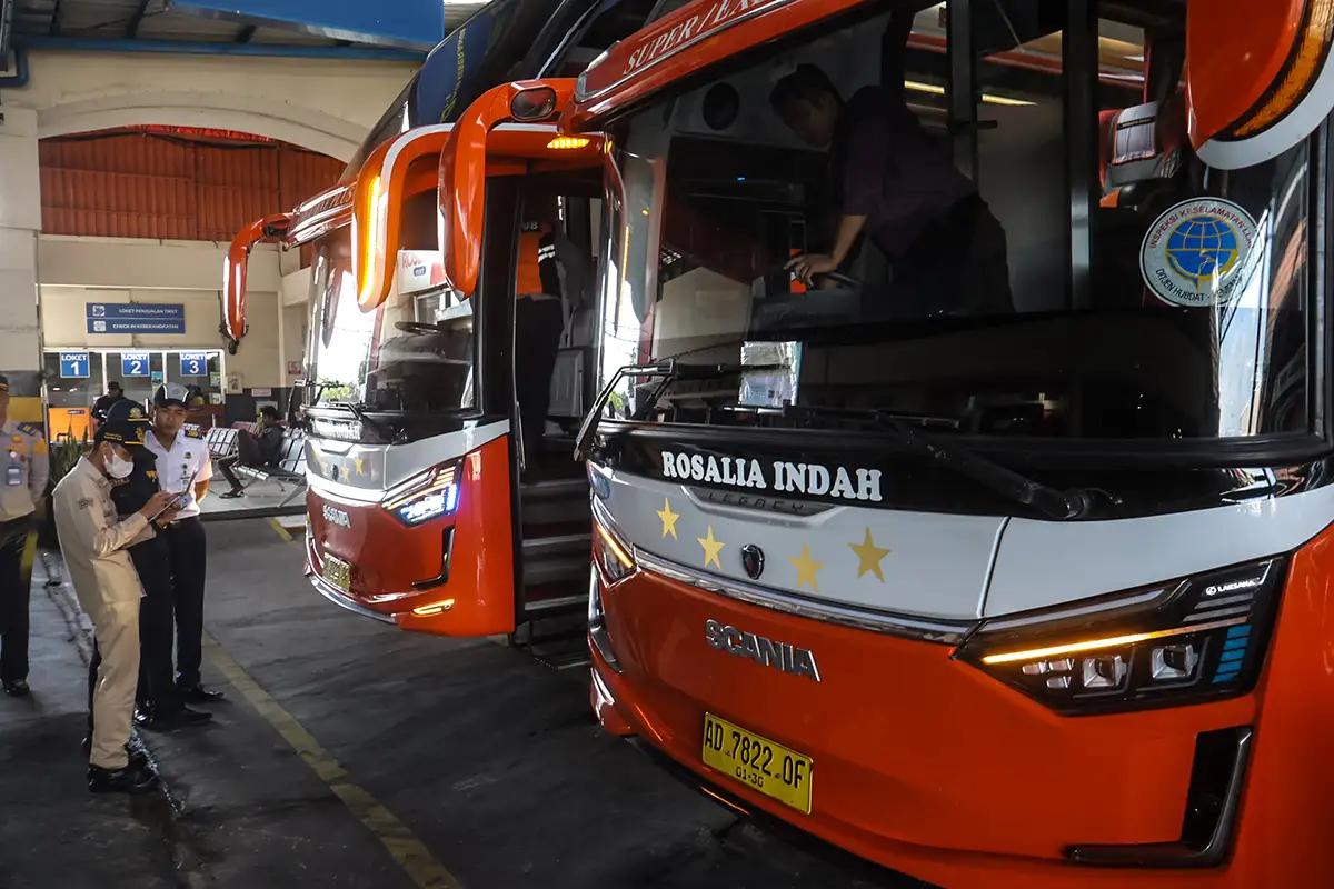Pemeriksaan Kelaikan Bus Jelang Mudik Lebaran di PO Rosalia Indah Karanganyar