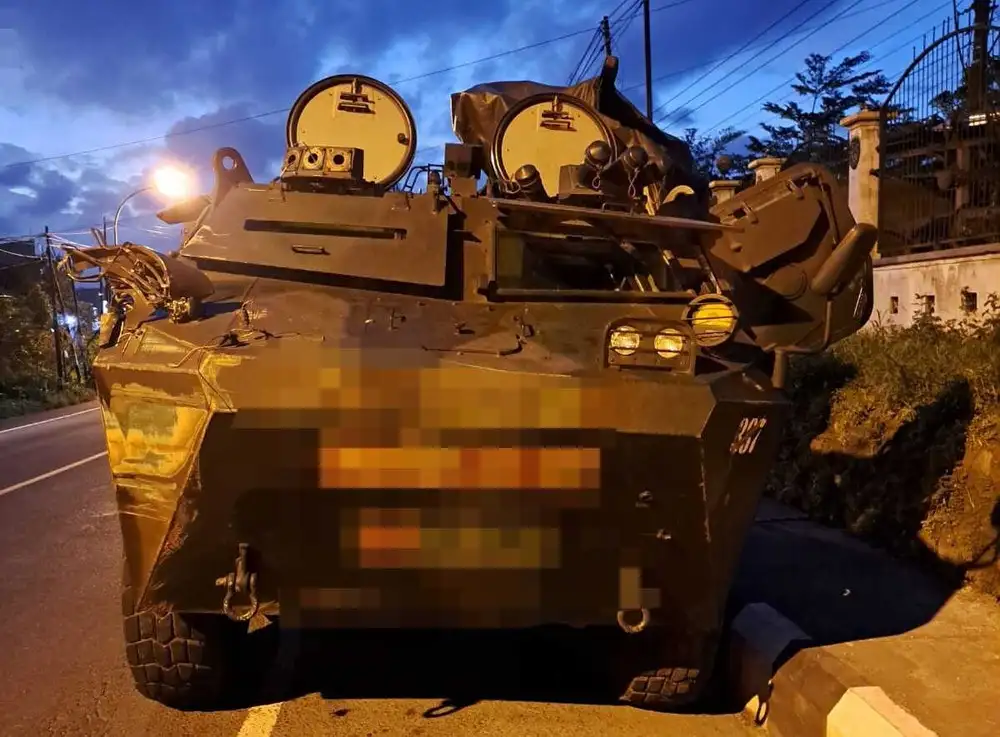 Iring-iringan Rantis Anoa TNI Terlibat Kecelakaan dengan Truk di Jambu Semarang