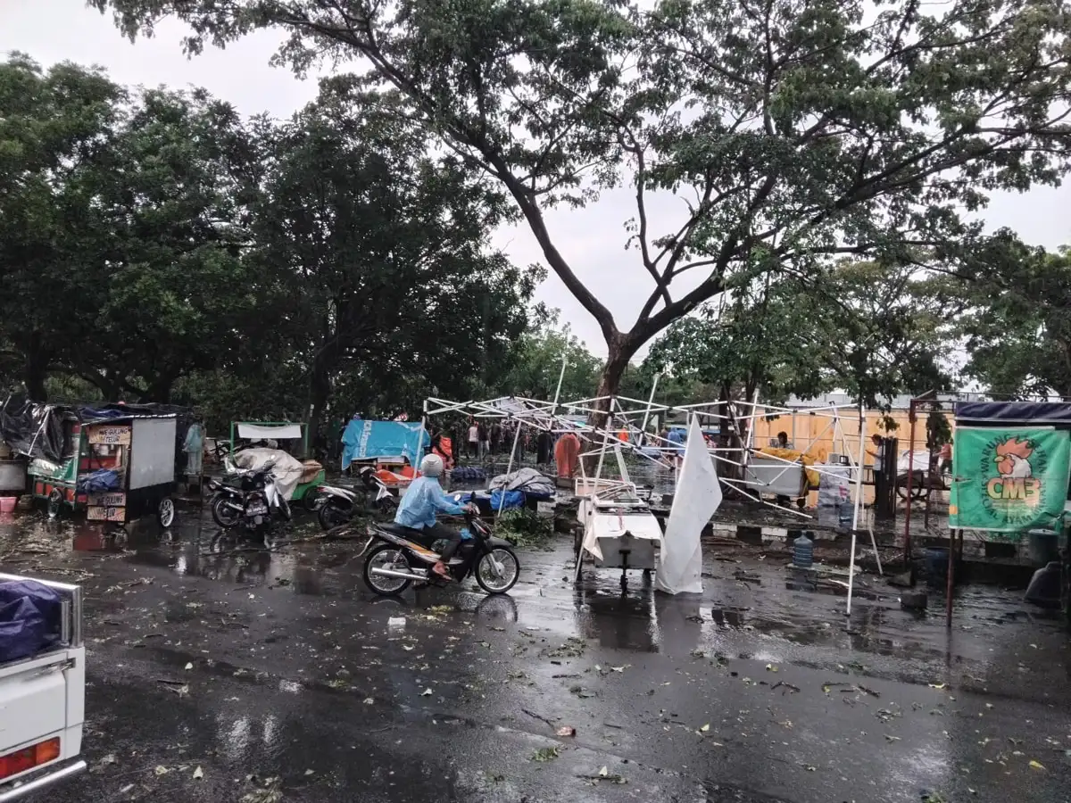 Hujan Es dan Angin Terjang Karanganyar, Tiga Orang Luka Tertimpa Pohon
