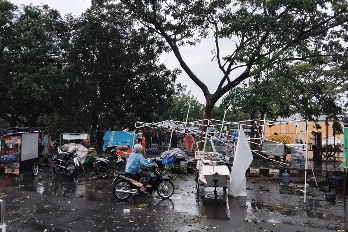 Disapu Angin Kencang, Sejumlah Pohon & Tenda PKL Alun-alun Karanganyar Ambruk