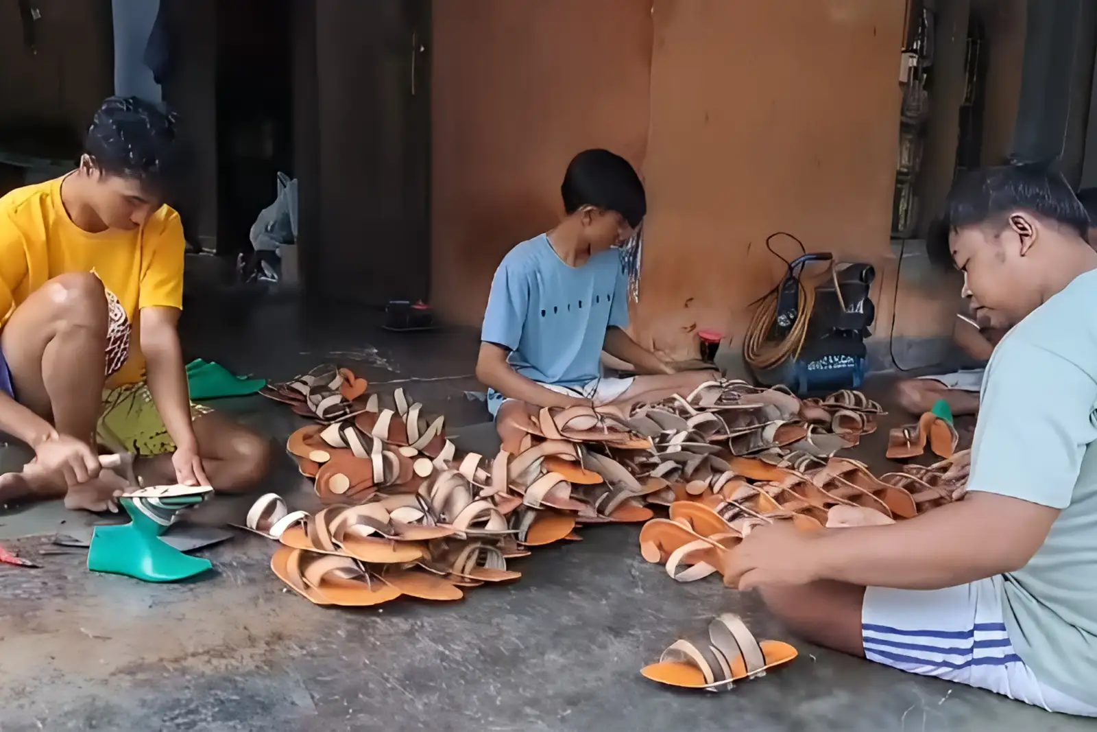 Permintaan Sandal Kulit Khas Magetan Melonjak Jelang Lebaran