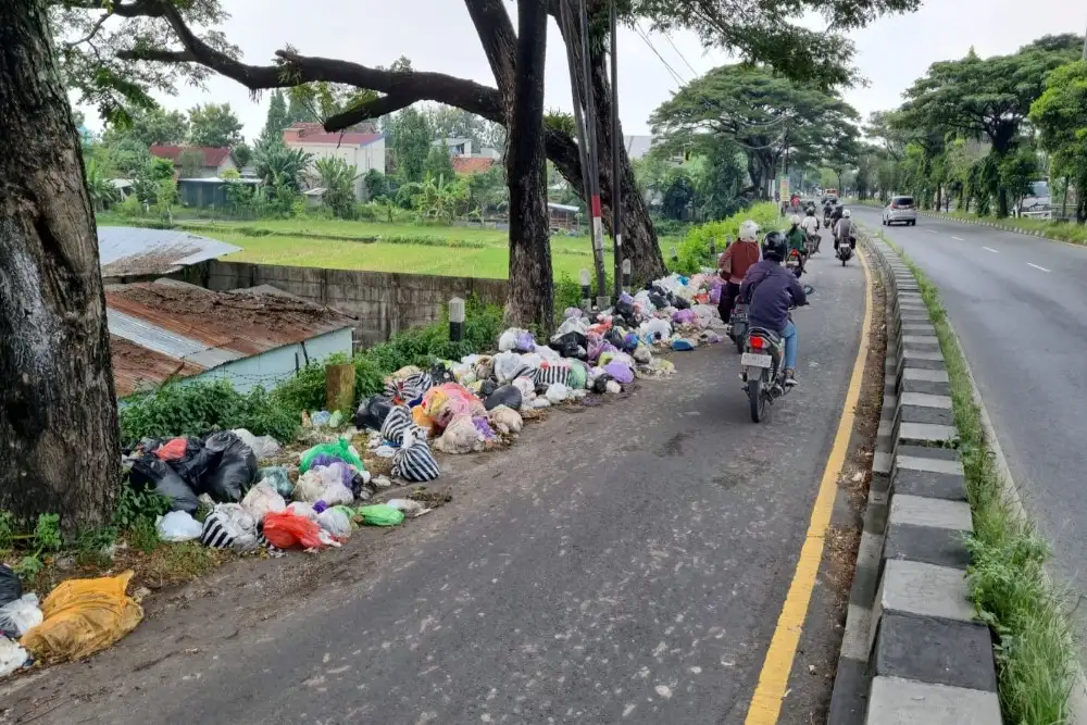 Berulang Kali Dibersihkan, Tumpukan Sampah Masih Ada di Ringroad Selatan Bantul