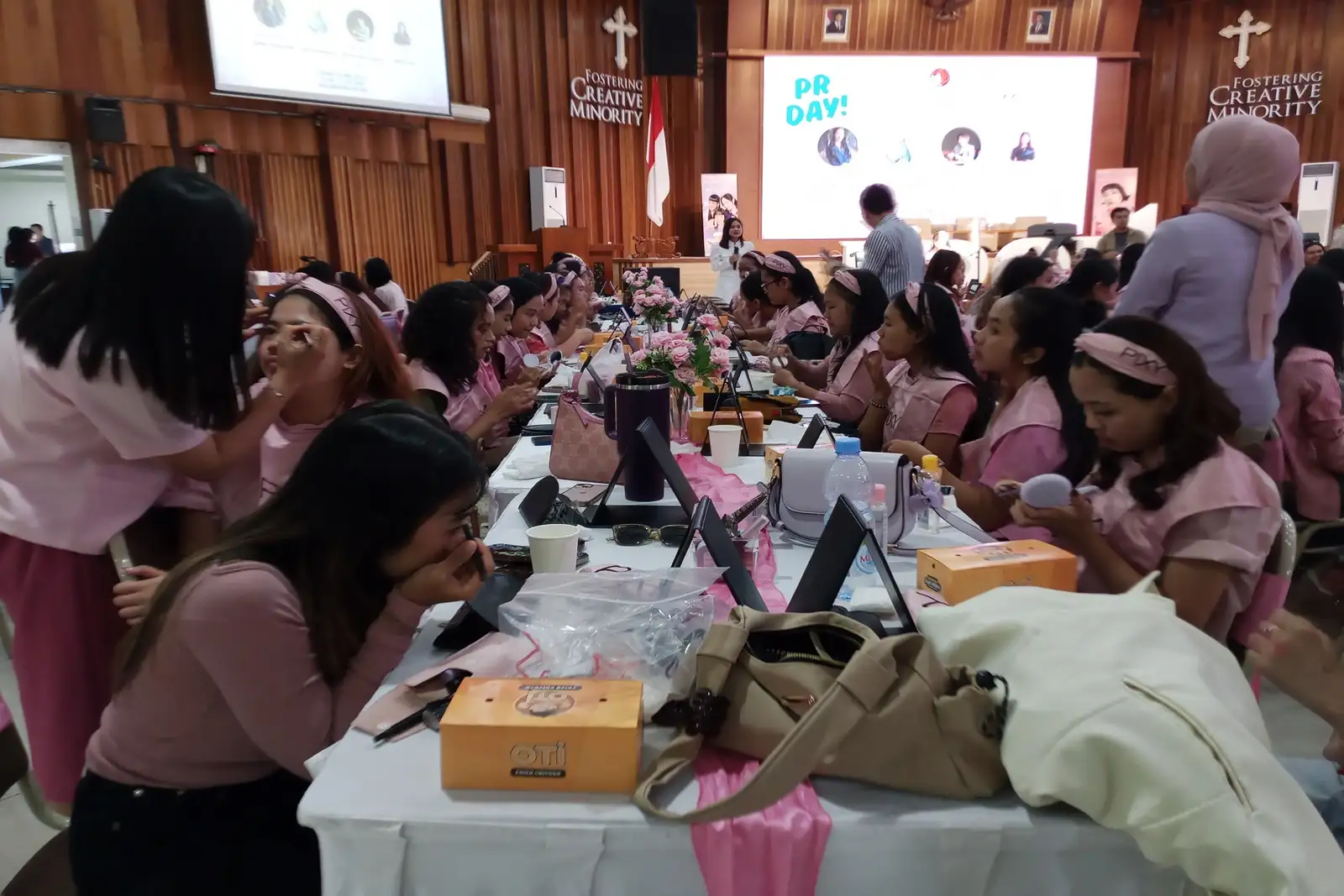 Bekal Mahasiswa Siap Dunia Kerja, UKSW Gelar Beauty & Handsome Class with Pixy