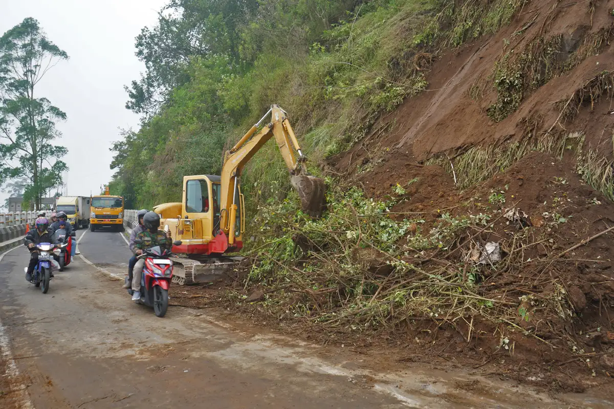 Tebing Setinggi 25 Meter di Jalur Wisata Wonosobo-Dieng Longsor