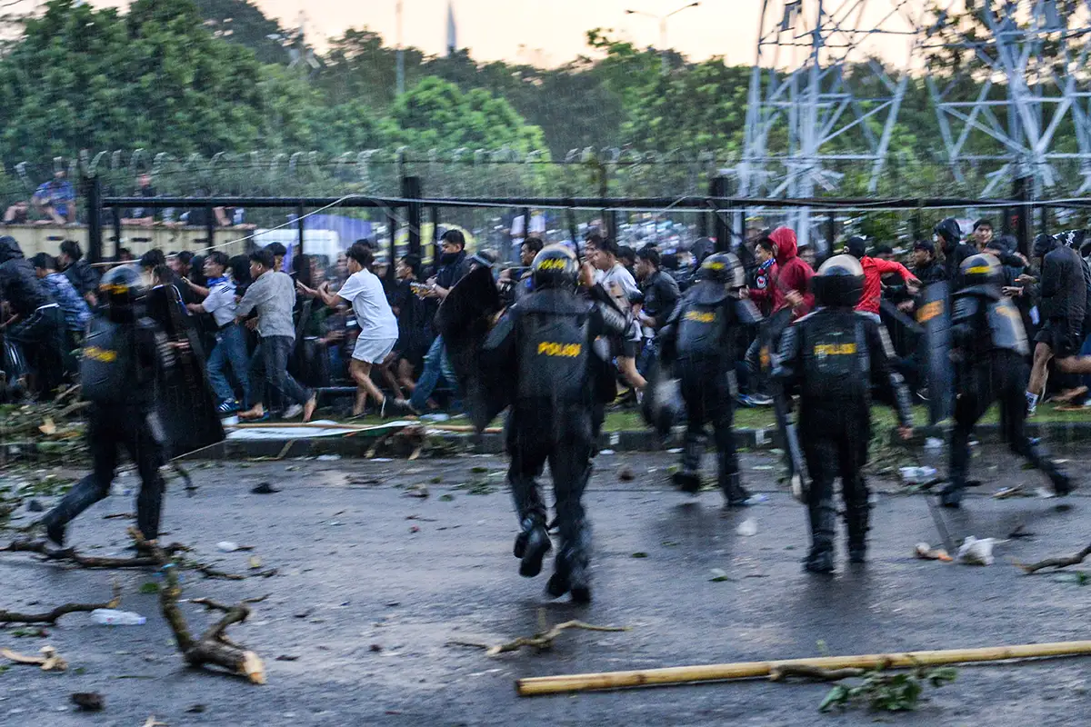 Ricuh Suporter di Luar Stadion GBLA Warnai Laga Persib Bandung vs Persis Solo