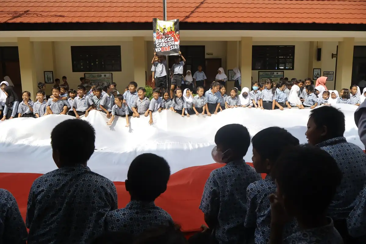 Bendera Merah Putih Jumbo & Semangat Siswa SD di Solo Dukung Timnas Indonesia