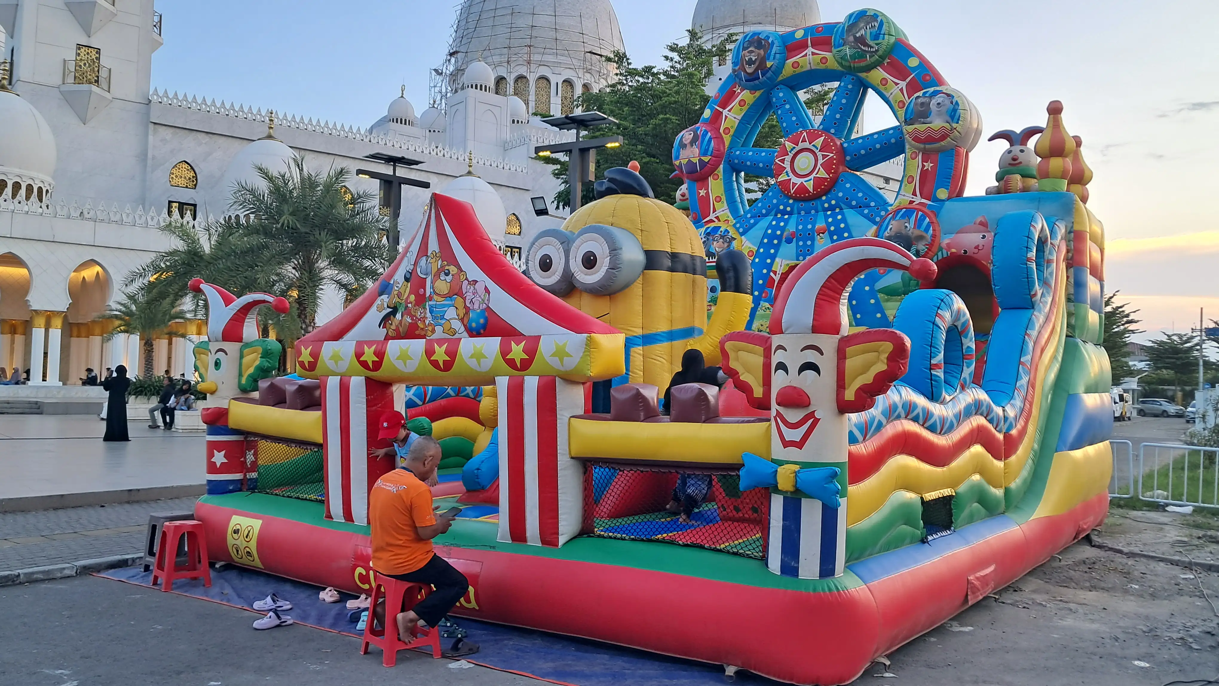 Asyik! Ada Tempat Bermain untuk Anak di Masjid Sheikh Zayed Solo