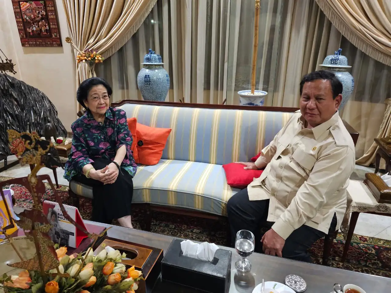 Beredar Foto Megawati Baca Dokumen Negara, Mensesneg Ungkap Pesannya ke Prabowo