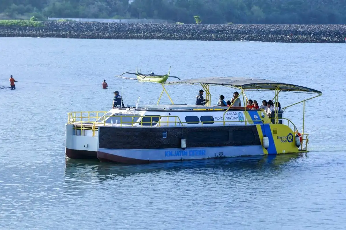 Kapal Listrik Jadi Daya Tarik Wisata Baru di Pantai Marina Boom Banyuwangi