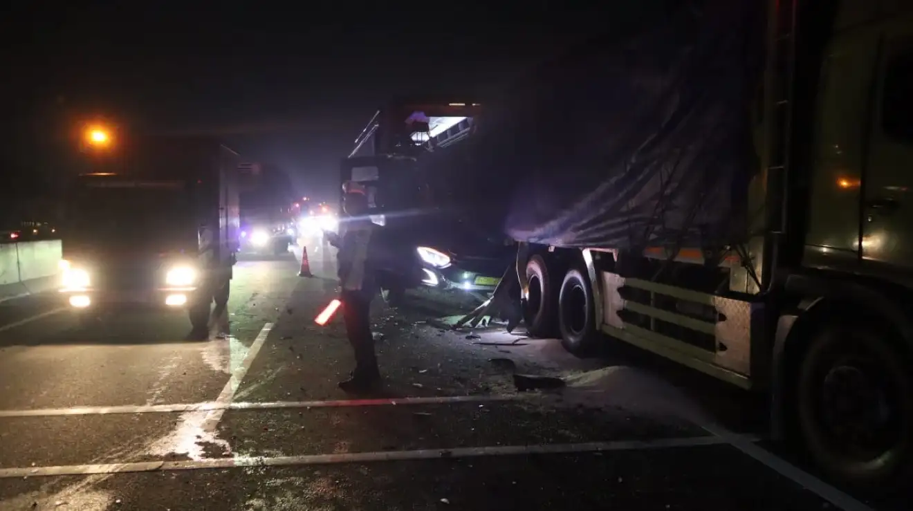 Bus Malam Tabrak Truk Beras & Mobil di Tol Ungaran, Ini Kronologinya