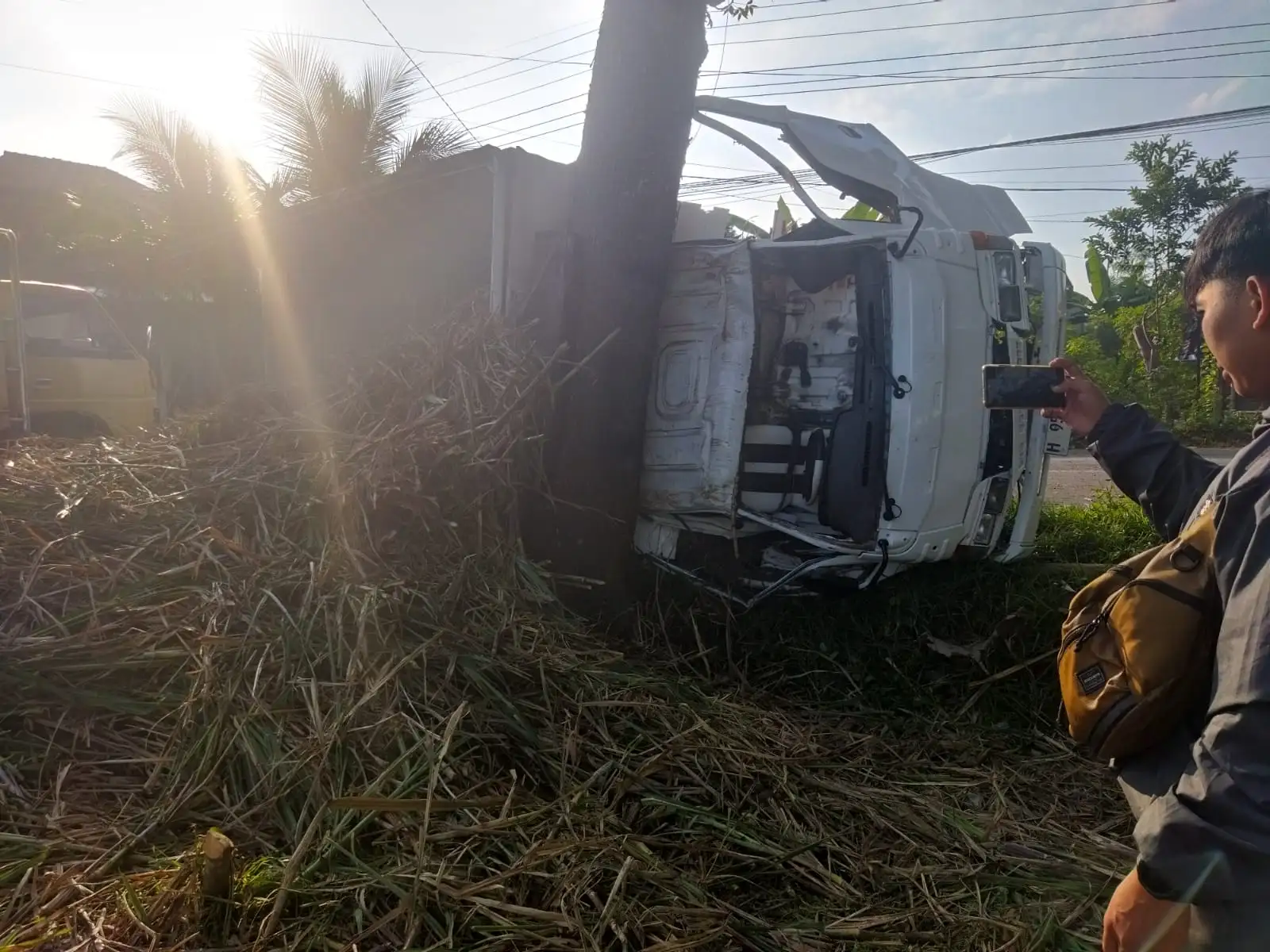 Truk Muat Tebu Terguling di Karas Magetan, Begini Kronologinya