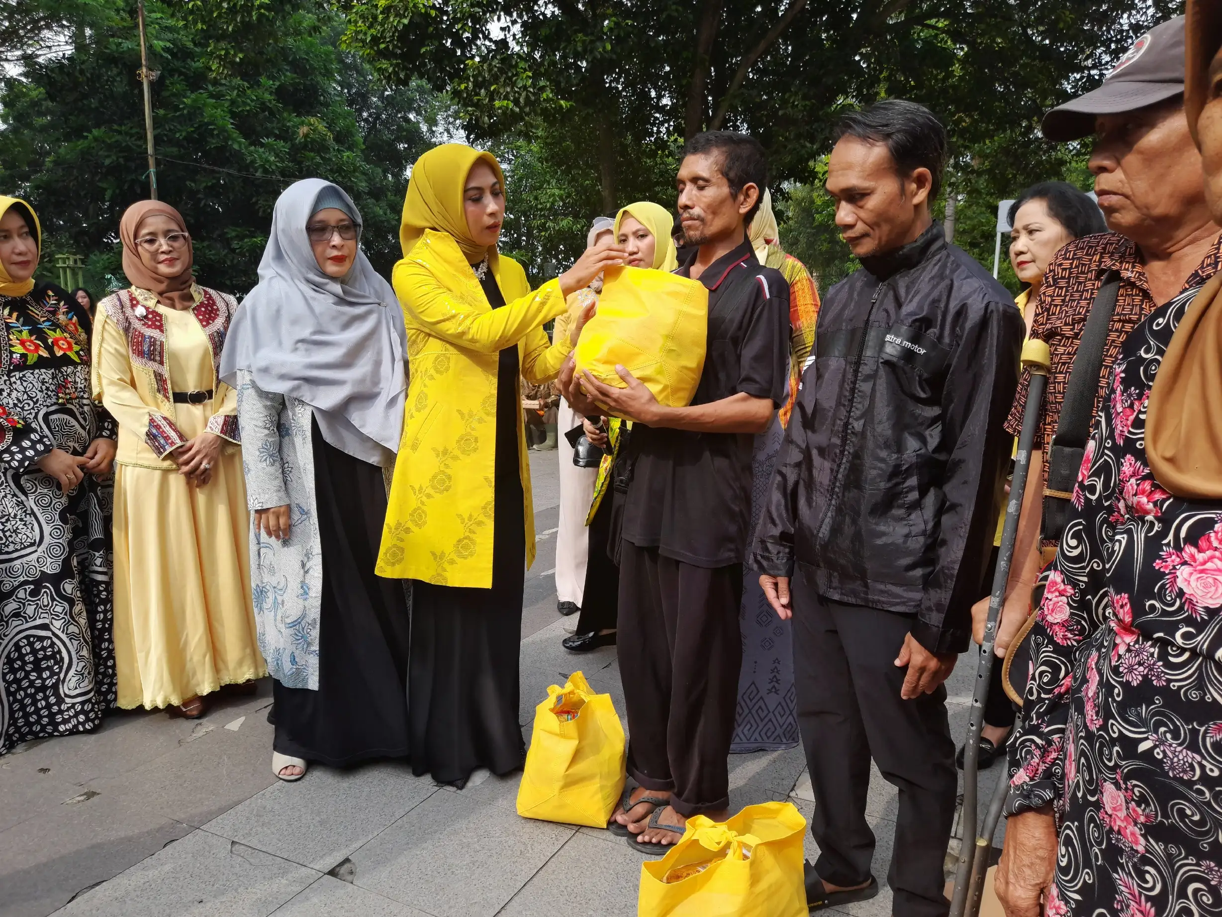 3 Istri Menteri Bagikan Sembako Untuk 200 Warga Disabilitas di Sragen