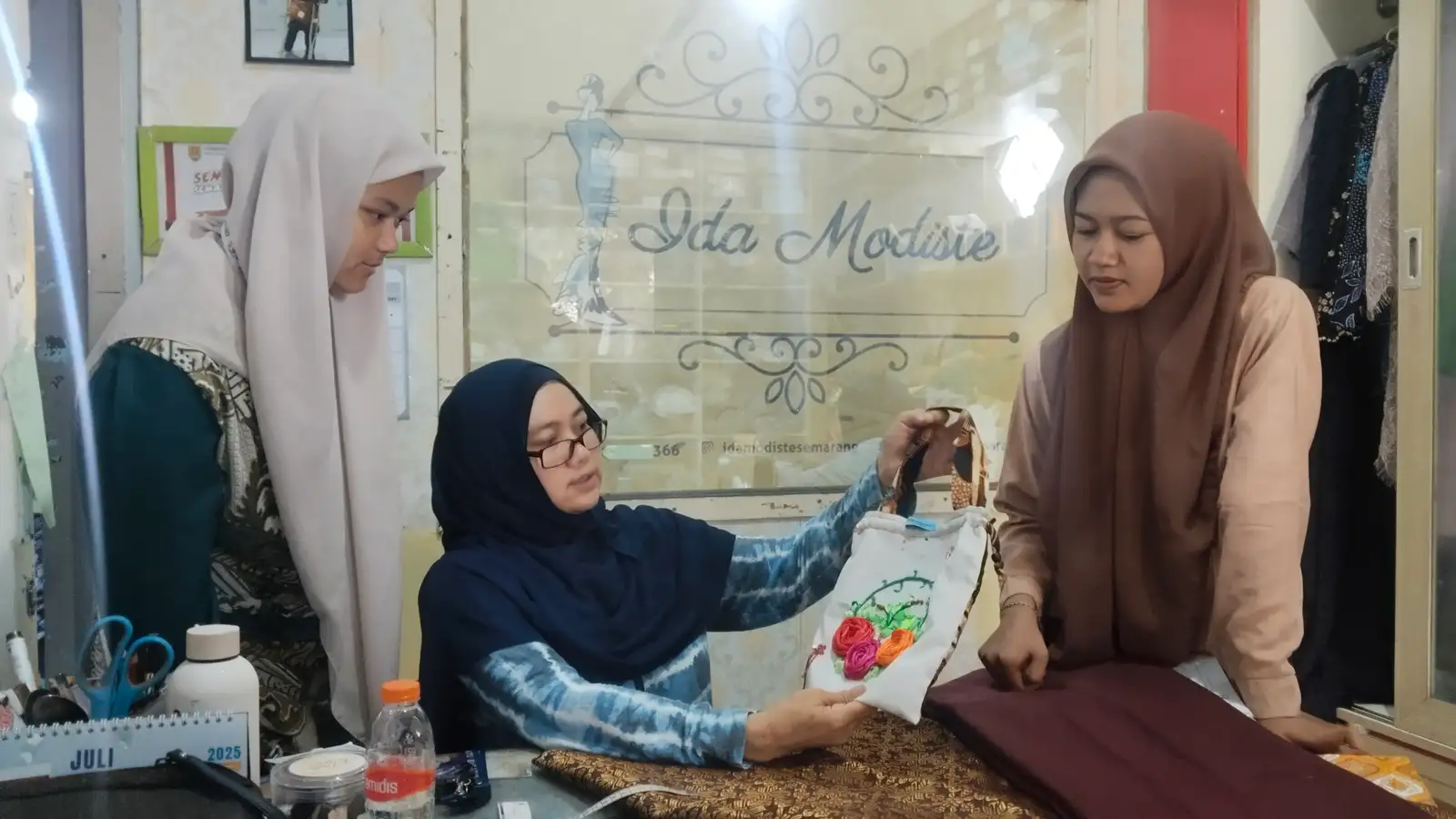 Kisah Ida: Desainer Difabel Semarang yang Buka Butik Inklusif