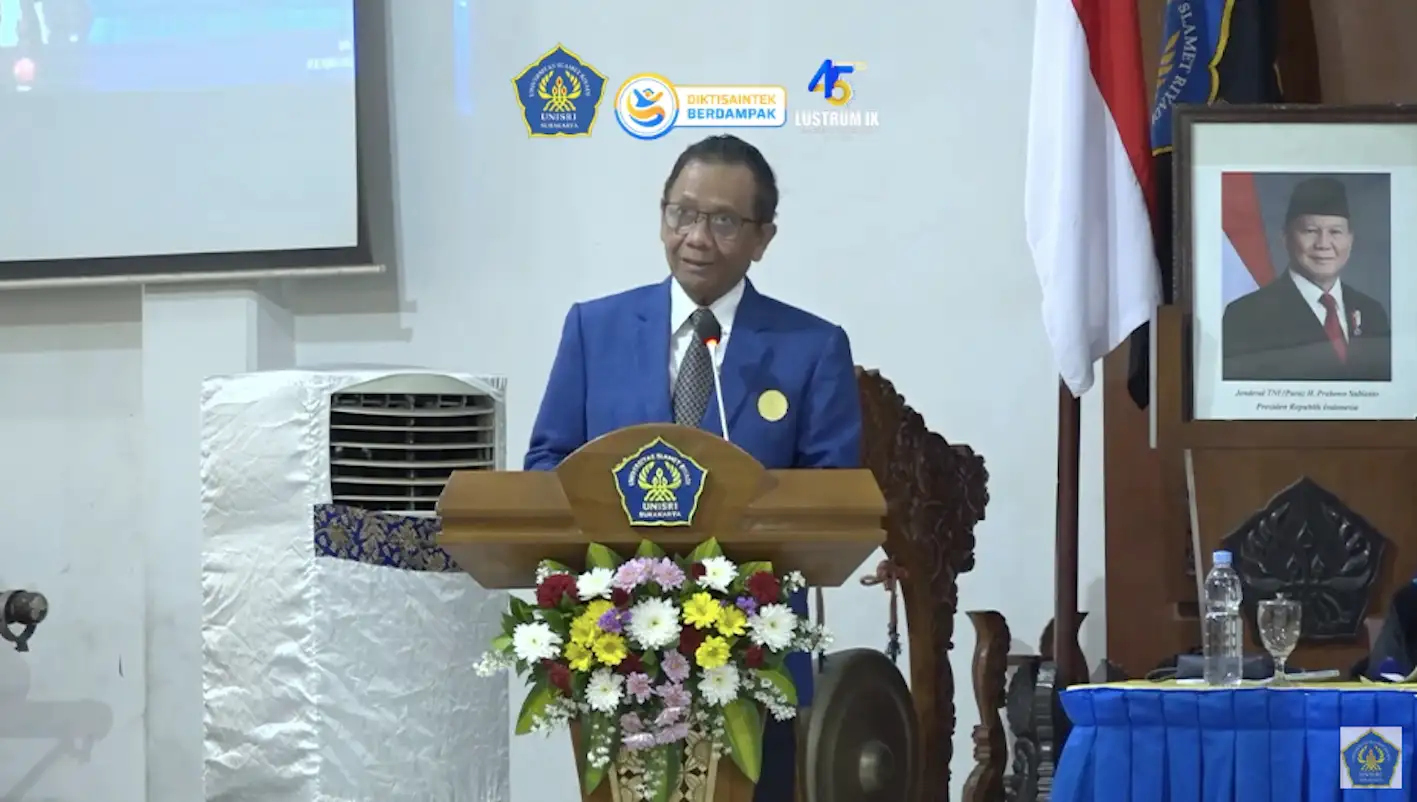Mahfud Md Sampaikan Orasi Ilmiah & Terima Penghargaan Bhakti Yustisia di Unisri
