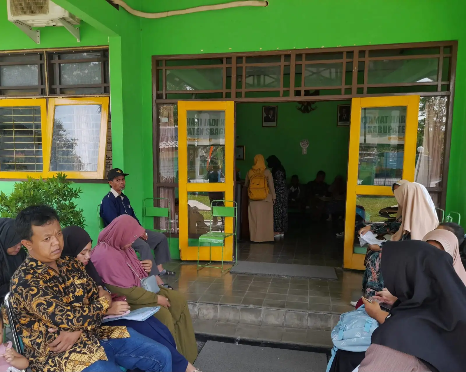 Seratusan Orang Tua Calon Murid Baru Geruduk Dinsos Sragen, Ini Penyebabnya