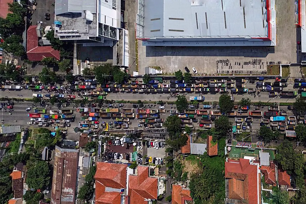 Demo Aturan ODOL, Sopir Truk Blokade Jalan Pantura Semarang