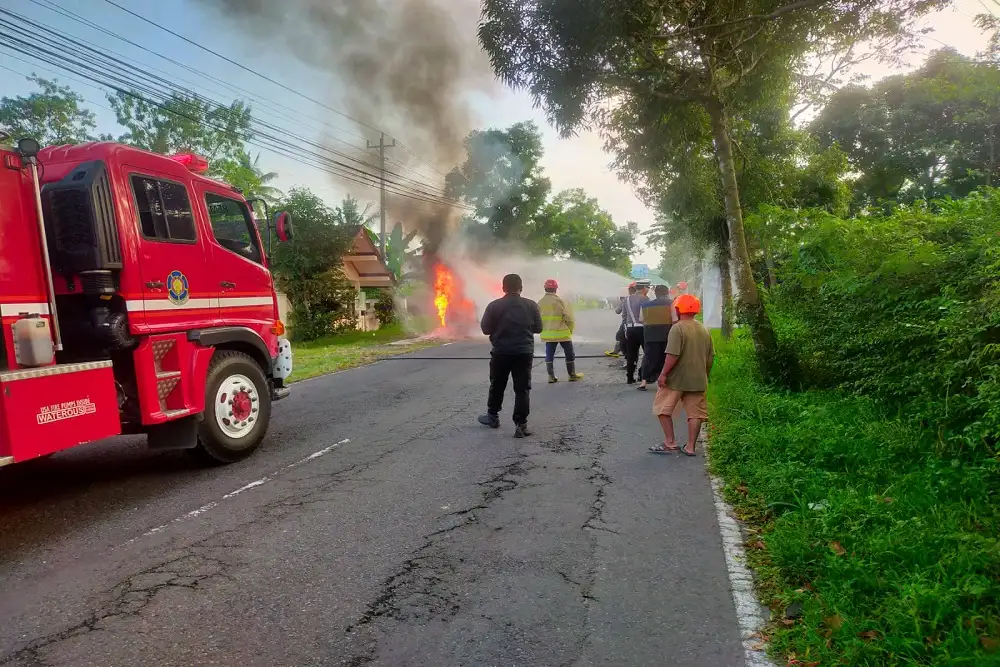 Mobil Ludes Terbakar di Pakem Sleman, Begini Kondisi Pengemudi & 3 Penumpang