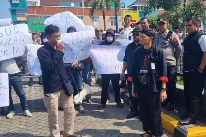 Tuntut Transparansi Pengadaan Alkes, Puluhan Warga Demo RSUD Ponorogo