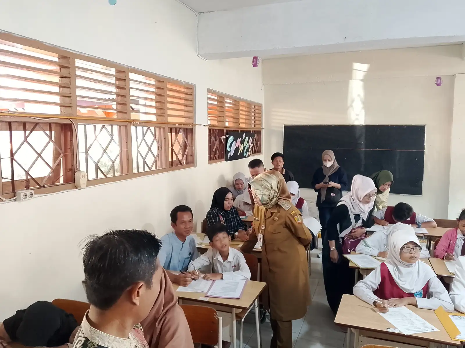 Hari Pertama SPMB, Bupati dan Wakil Bupati Lakukan Inspeksi ke SMPN 1 Sukoharjo