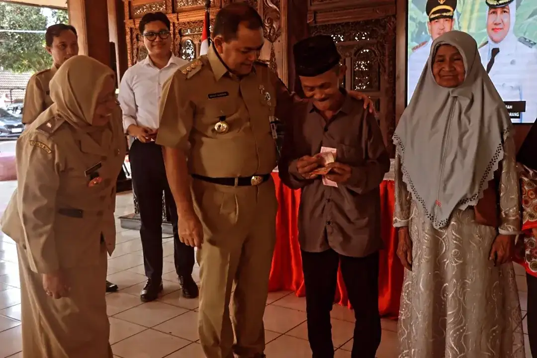 2.393 Warga Kabupaten Semarang Terima BLT DBHCHT, Bupati: Jangan Buat Judol