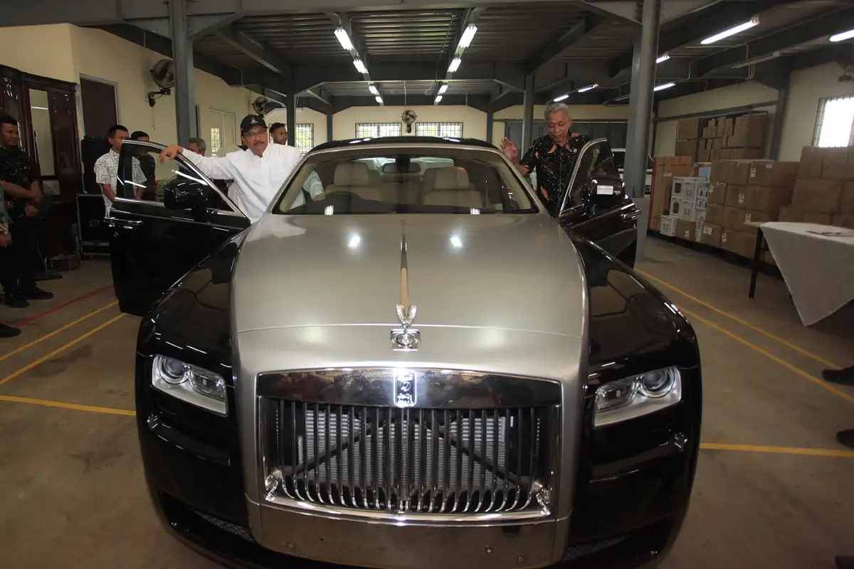 Rolls-Royce Kemensos Laku Dilelang, Hasilnya untuk Renovasi Rumah Warga Miskin